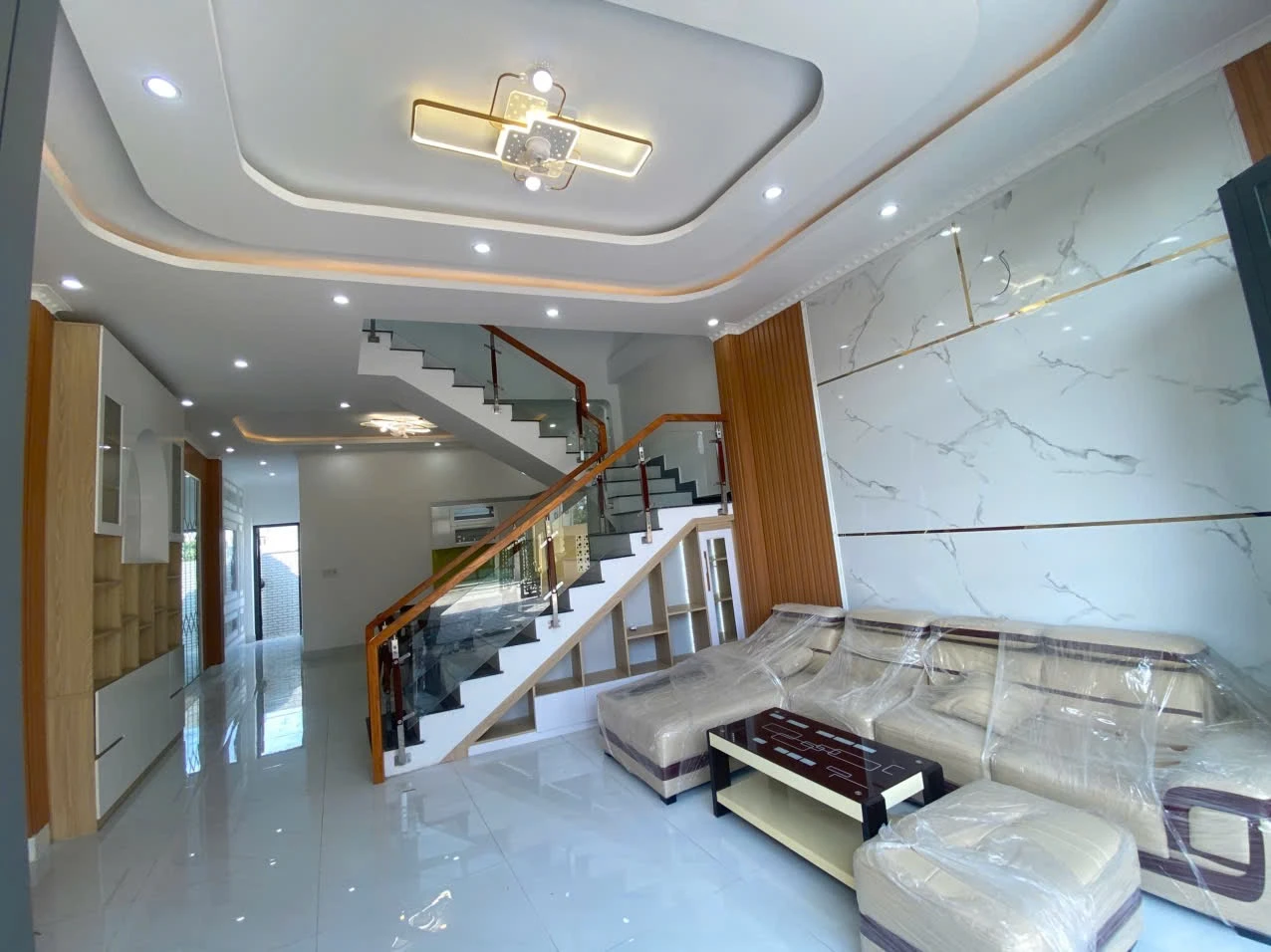 Bán nhà mặt tiền đường xe ben