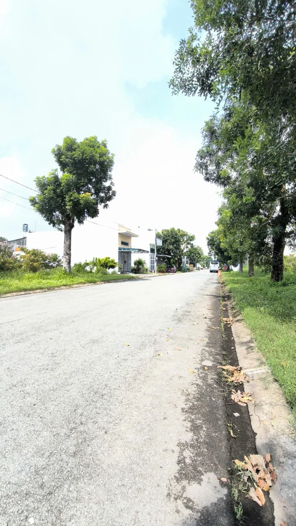 Cần sang nhượng gấp lô đất nền vuông vức nằm tại trục đường Nguyễn Trung Trực Bến Lức Long An