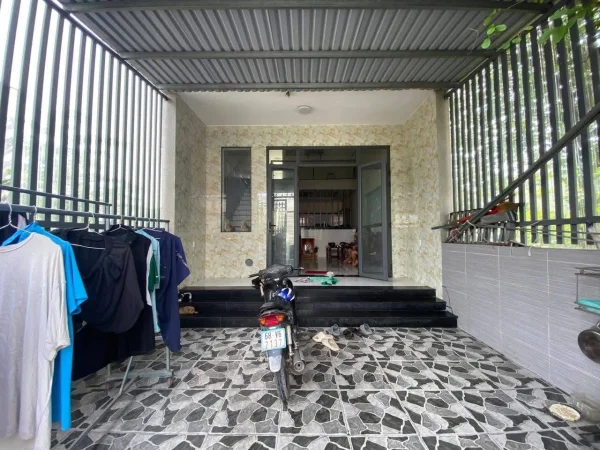 Bán nhà cách chợ Bình Chánh 5km, đường Đinh Đức Thiện nối dài. Nhà 4 phòng ngủ, đường ô tô thông tứ hướng.