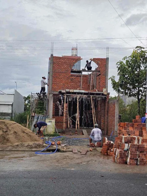 Nhà 1 trệt 2 5x17 lầu đang thi công giá 1.8 tỷ thương lượng