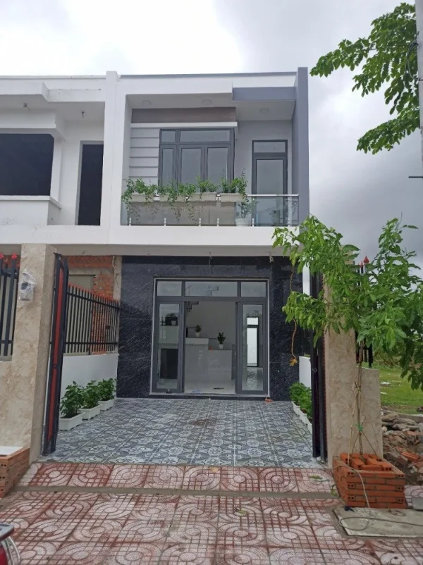 Kẹt tiền kinh doanh cần bán gấp nhà hiện đại Bến Lức Long An