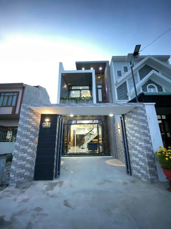 Bán gấp nhà 1 trệt 1 lầu Bến Lức, sát Trường Cao đẳng Long An