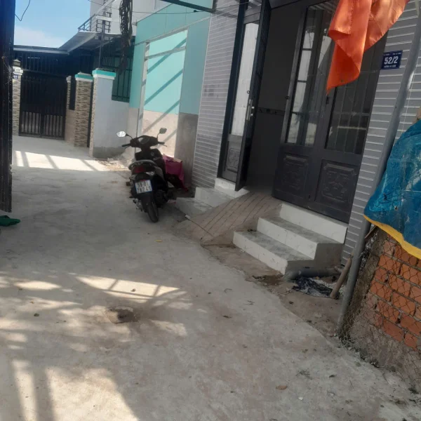 Bán nhà sổ hồng riêng 900 triệu giáp ranh hưng long bình chánh hcm