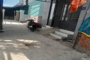 Bán nhà sổ hồng riêng 900 triệu giáp ranh hưng long bình chánh hcm